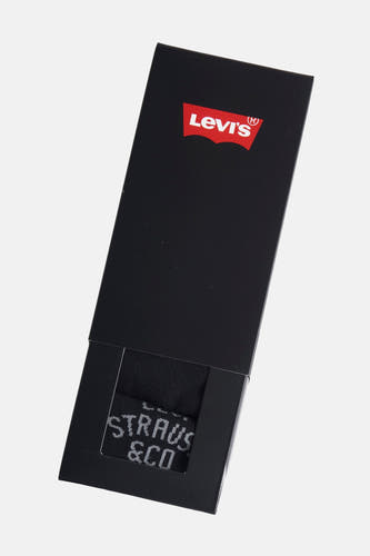 Chaussettes noires de Levi's, emballées dans une boîte noire avec un logo rouge sur le dessus.