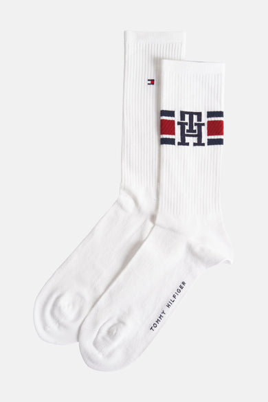Twee witte ribbelsokken met Tommy Hilfiger logo en tekst.