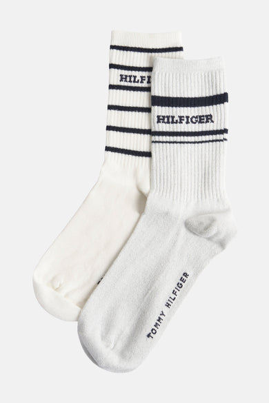 Chaussettes de dame blanches de TOMMY JEANS avec des rayures bleu marine et le nom de la marque brodé.
