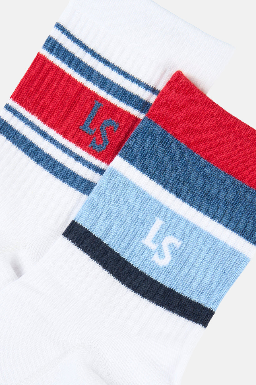 Chaussettes blanches Levi's® Accessories, avec des rayures rouges et bleues et un logo brodé.