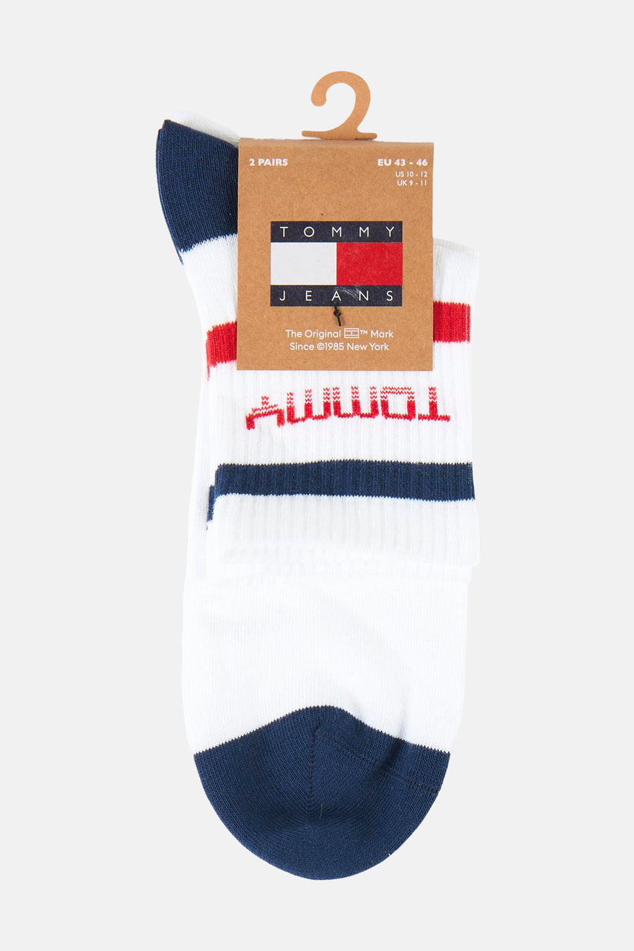 Chaussettes blanches TOMMY JEANS avec rayures bleues et rouges et détails logo.