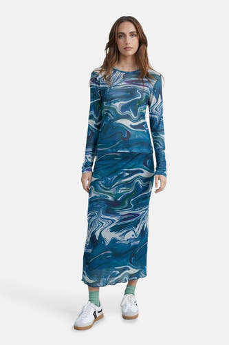 Robe bleue de 24 couleurs, avec un motif marbré et associée à une chemise coordonnée et des baskets blanches.