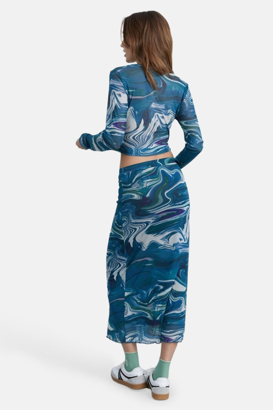 Robe bleue de 24 couleurs, avec un motif marbré et une longueur jusqu'au milieu de la cuisse.
