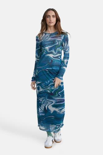 Robe bleue de 24 couleurs, avec un motif marbré et portée avec des baskets blanches.
