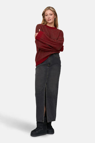 Longue jupe en denim gris anthracite de 24 Colours GMBH, avec une fente à l'avant, portée avec un pull rouge et des moonboots noirs.