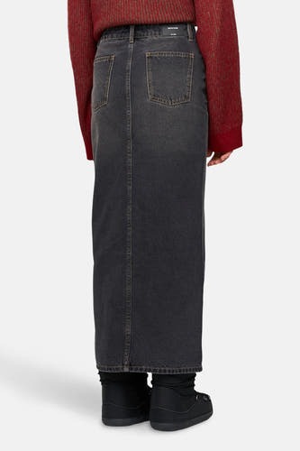 Jupe en denim gris foncé de 24 couleurs, avec des poches arrière et une longue coupe droite.