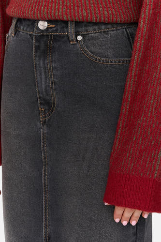 Jupe en denim gris anthracite longue de 24 couleurs avec des surpiqûres jaunes, portée avec un pull tricoté.