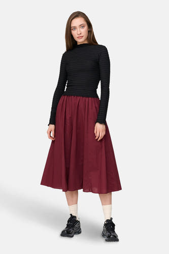 Robe de Bordeaux de 24 couleurs GmbH, avec une forme évasée, combinée à un haut noir et des baskets.