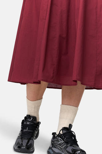 Robe de Bordeaux de 24 couleurs GmbH, portée avec des chaussettes crème et des baskets noires.