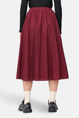 Robe de Bordeaux de 24 couleurs GmbH avec une ceinture élastique, portée avec un haut noir, des chaussettes crème et des baskets noires.
