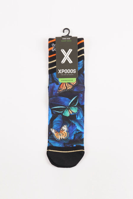 Chaussettes bleues XPOOOS avec des papillons colorés et des feuilles bleues, finies avec des rayures orange et dorées.