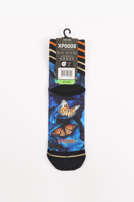 Chaussettes courtes bleues de XPOOOS avec un motif de papillons orange sur des feuilles bleues, et des bords rayés noir-orange-beige.