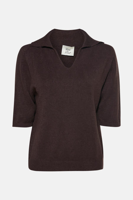 Polo marron avec des manches longues de Terra di Siena, vu par derrière, avec un col classique et des manches courtes.