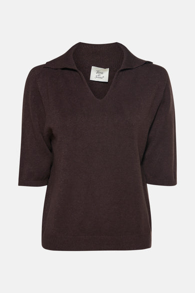Polo marron avec des manches longues de Terra di Siena, vu par derrière, avec un col classique et des manches courtes.