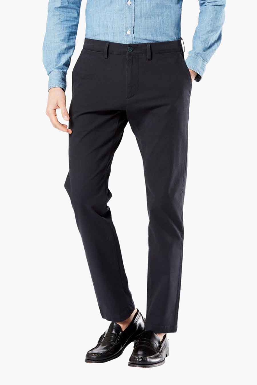 Chino bleu de DOCKERS, associé à une chemise bleu clair et des loafers noirs.