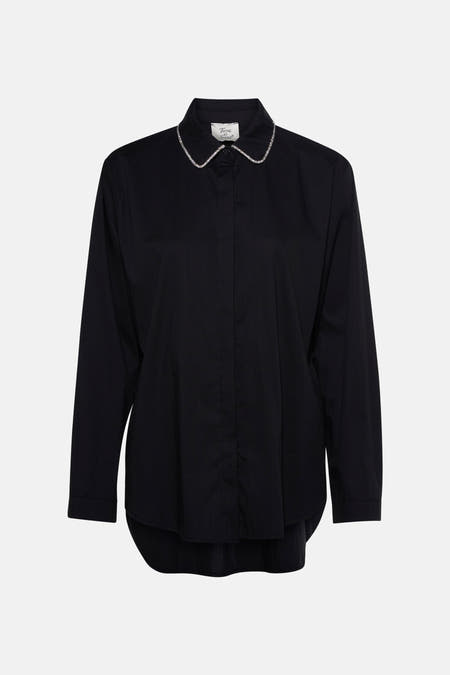 Chemise noire à longues manches de Terra di Siena, avec un col bordé de strass.