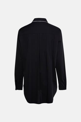 Chemise noire à manches longues de Terra di Siena, avec une chaîne argentée décorative sur le dos du col.
