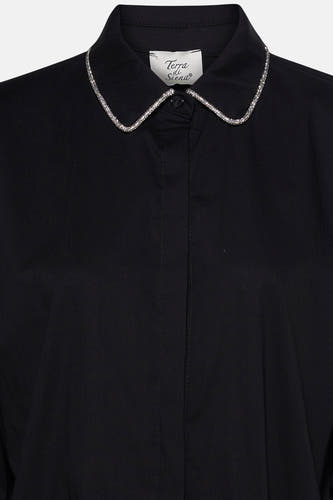 Chemise noire à longues manches de Terra di Siena, terminée par un col en strass.