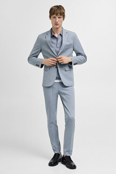 Pantalon de costume bleu MANGO, combiné avec un poloshirt bleu et des chaussures noires.