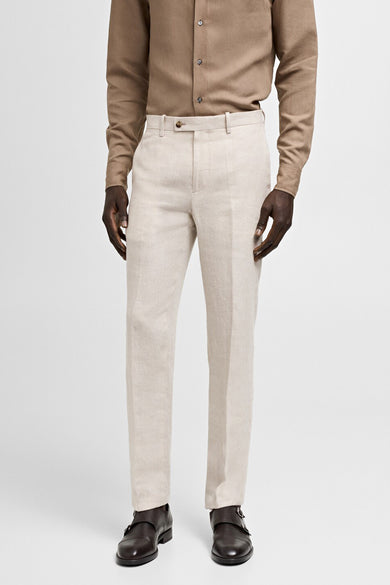 Beige linnen broek en bruine leren schoenen.