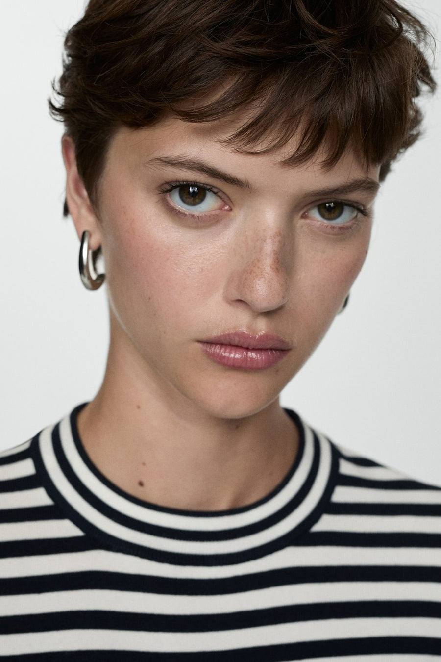 Portret van een vrouw met een gestreept shirt.