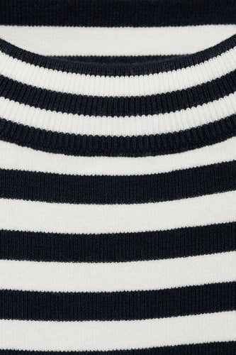 Close-up van een gestreepte trui in marineblauw en wit.