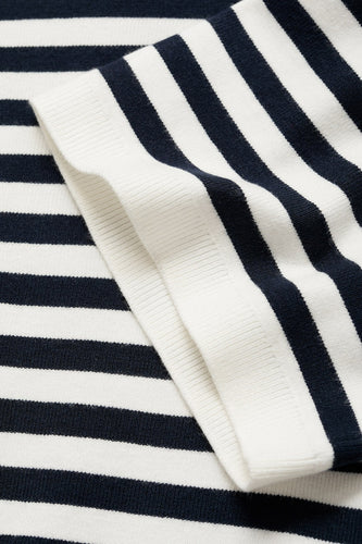 Gestreept shirt, marineblauw en wit, gebreid.
