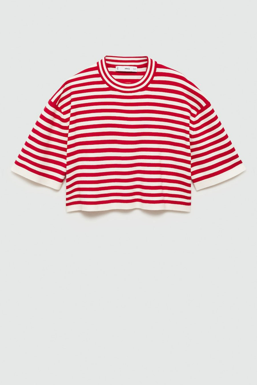 Gestreept rood-wit shirt met korte mouwen.