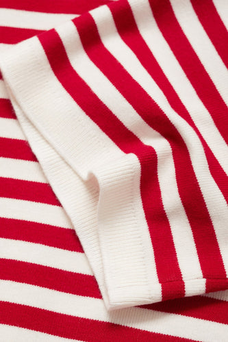 Close-up gestreepte gebreide trui, rood en wit.