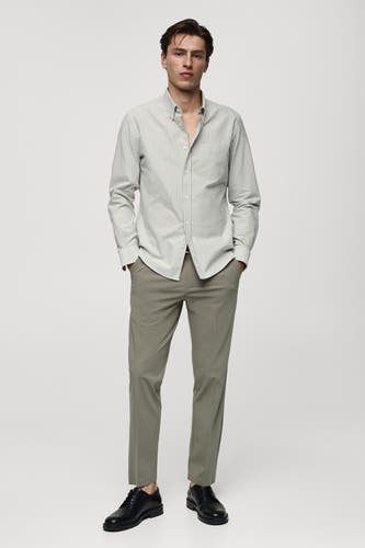 Chemise rayée verte à longues manches de MANGO, portée avec un pantalon kaki et des chaussures en cuir noires.