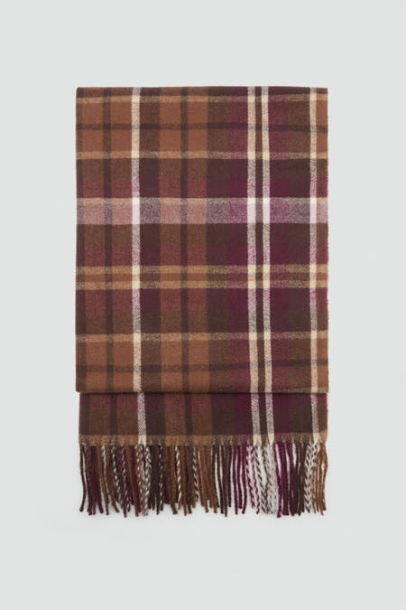 Écharpe d'hiver rouge de MANGO avec un motif à carreaux brun, blanc et violet et des franges.