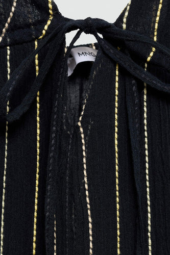 Zwarte, gestreepte top met knoopdetail.