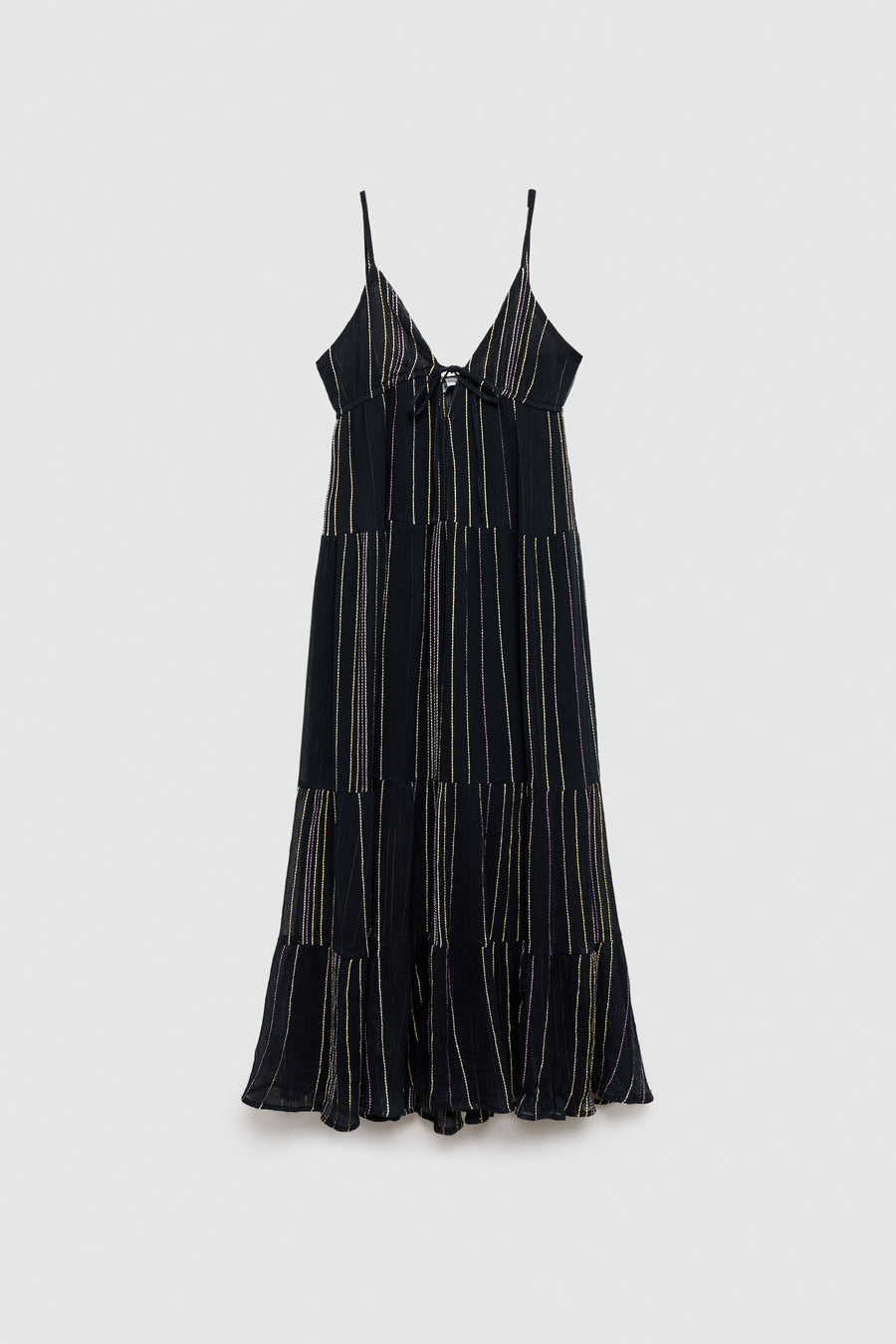 Zwarte gestreepte zomerjurk met spaghettibandjes.
