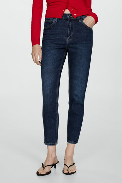 Jean mom bleu marine de MANGO, vu du dos, combiné avec une chemise rouge et des baskets noires.