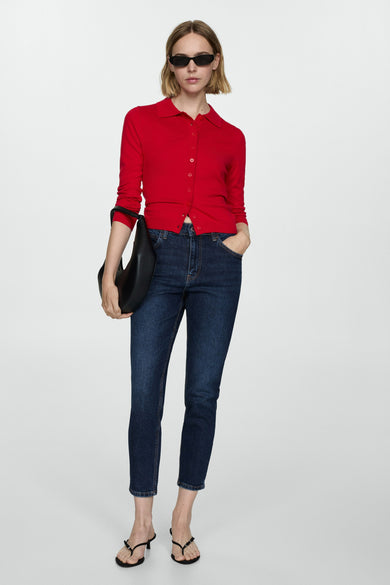 Jean mom bleu marine de MANGO, associé à un cardigan rouge, une sac noir et des chaussures ouvertes avec talons.