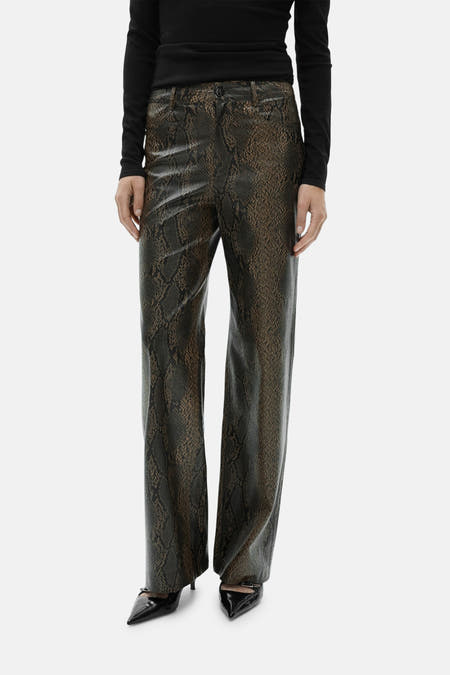 Pantalon avec imprimé serpent de MANGO, associé à une chemise noire et des escarpins noirs.