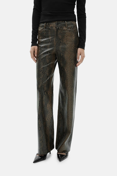 Pantalon avec imprimé serpent de MANGO, associé à une chemise noire et des escarpins noirs.