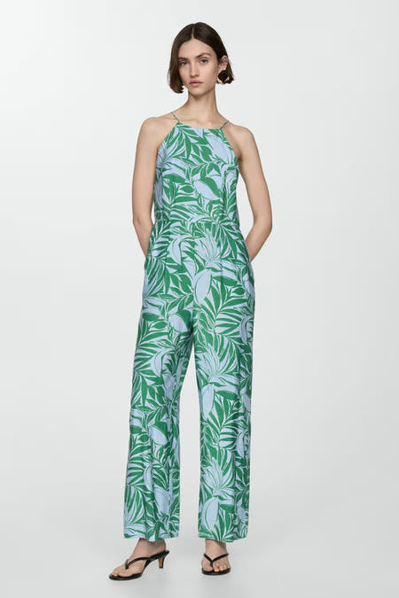 Combinaison bleue de MANGO avec imprimé feuilles vertes, vue de derrière.