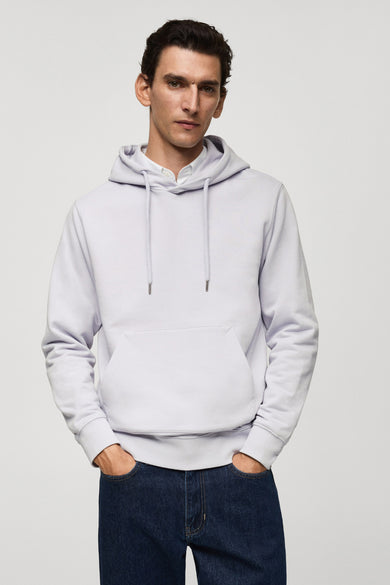 Pull-over marron avec capuche de MANGO, vue arrière, associé à des jeans bleu marine.