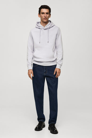 Pull-over marron avec capuche de MANGO, associé à des jeans bleu marine et des chaussures noires.