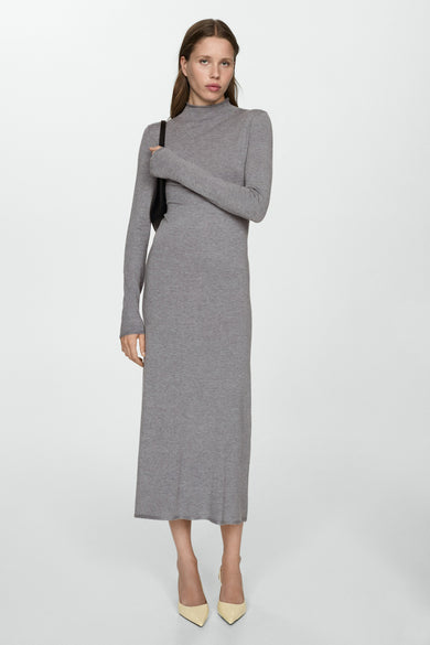 Robe brune à longues manches de MANGO, avec un col haut et une pochette noire.