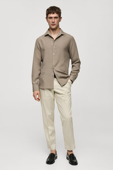 Chemise brune à manches longues de MANGO, avec le dos et les détails du col visibles.