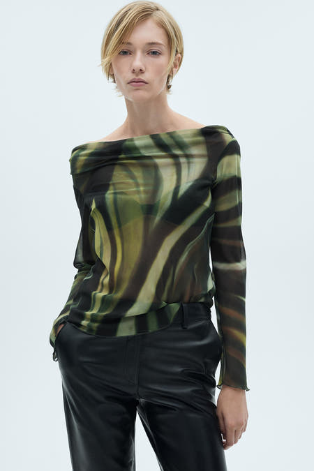 Blouse multicolore à longues manches de MANGO, avec un effet transparent et une impression abstraite.