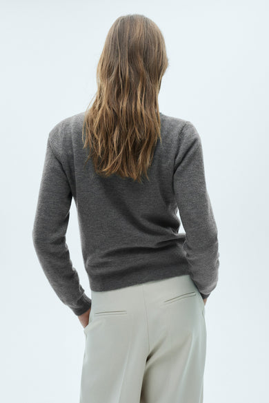 Sweat-shirt gris à col rond de MANGO, avec des manches longues et un design simple, vu de derrière.