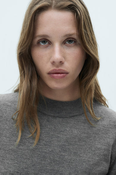Sweat-shirt gris avec col rond de MANGO, plan rche avec modèle.
