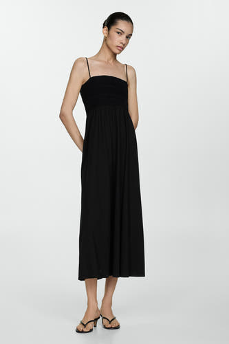 Robe sans manches noire de MANGO, avec des bretelles spaghetti et une finition texturée.