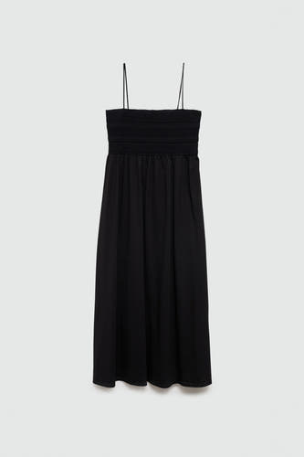 Robe sans manches noire de MANGO, avec un haut froncé et des fines bretelles.