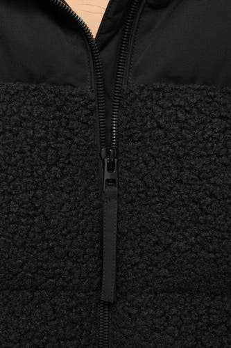 Manteau court noir de MANGO, avec une fermeture éclair et une douce texture en laine.