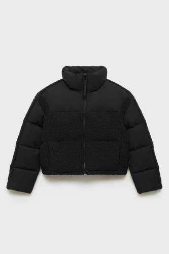 Manteau court noir de MANGO, avec un col haut et des détails teddy à l'avant et sur les côtés.