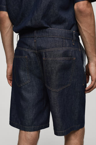 Shorts de jeans MANGO, en denim bleu moyen avec des surpiqures et des poches arrière.